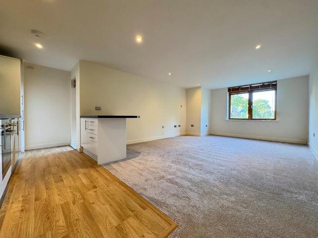 Harrogate Road, Moortown, Leeds, LS17 2 bed flat to rent £1,195 pcm £276 pw