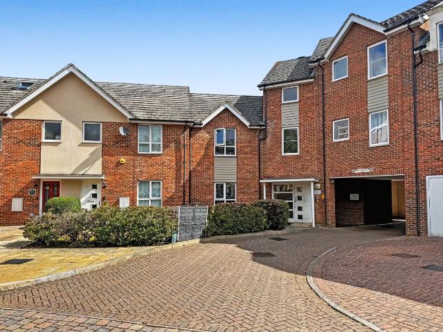 Harrow Close, Addlestone KT15, 1 bed flat to rent, £1,150 pcm | PrimeLocation