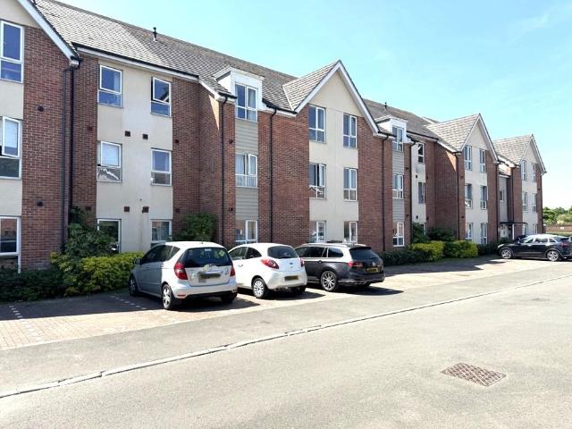 Harrow Close, Addlestone KT15 2 bed apartment to rent £1,600 pcm £369 pw