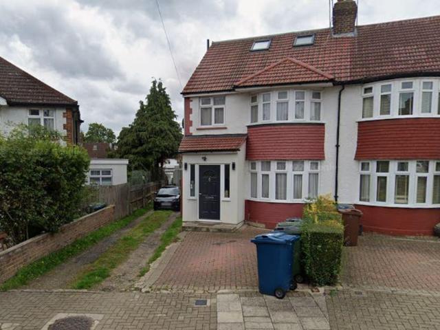 HARROW, HA2 0QS 3 bed flat to rent £1,898 pcm £438 pw