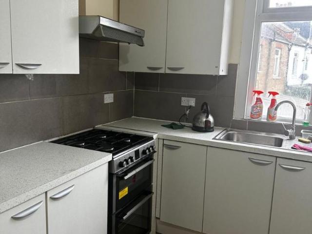 Harrow HA2 3 bed flat to rent £2,140 pcm £494 pw