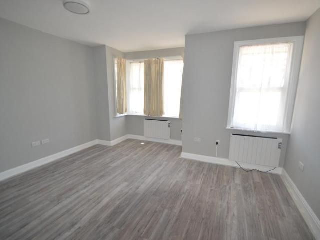 Harrow HA3 2 bed maisonette to rent £1,800 pcm £415 pw