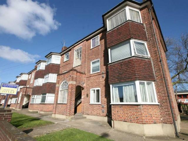 Harrow HA3 2 bed flat to rent £1,750 pcm £404 pw