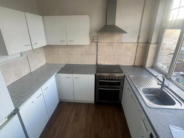 Harrow, London HA3 4 bed apartment to rent £2,450 pcm £565 pw