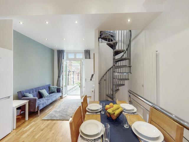 Harrow Road, College Park, London NW10, 3 bed flat to rent, £2,750 pcm | PrimeLocation