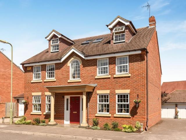 Harrow Road Fleet GU51 6 bed detached house to rent £3,400 pcm £785 pw