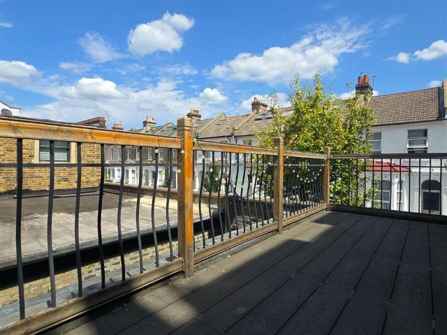 Harrow Road, Kensal Green 3 bed flat to rent £2,700 pcm £623 pw