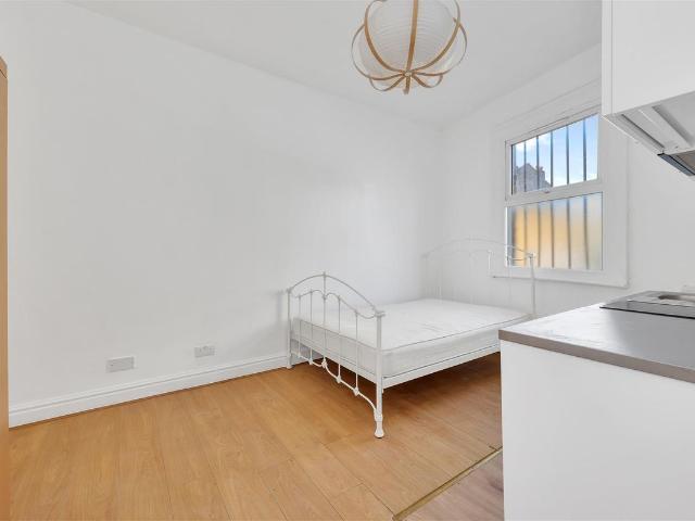 Harrow Road, Kensal Green NW10, Studio to rent, £1,250 pcm | PrimeLocation