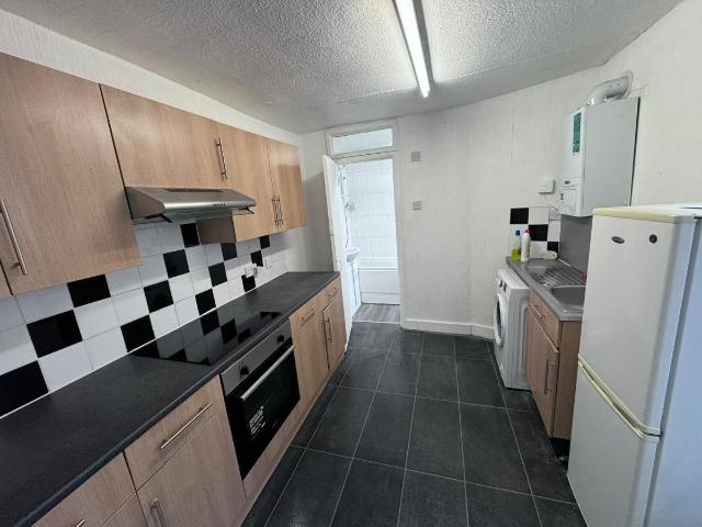 Harrow Road, London NW10, 2 bed flat to rent, £1,900 pcm | PrimeLocation