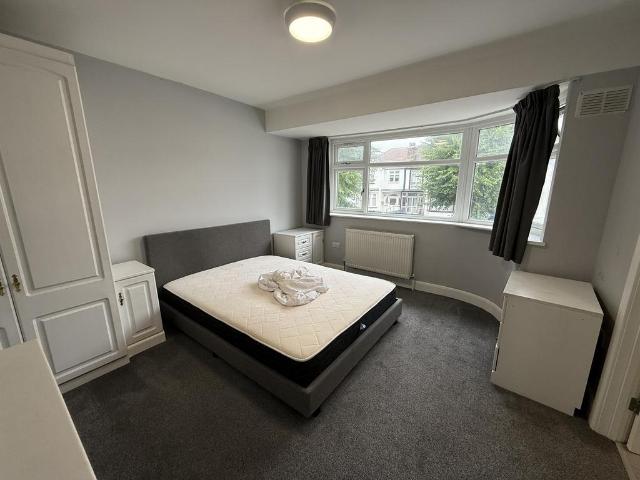 Harrowdene Road, North Wembley, HA0 1 bed in a house share to rent £1,050 pcm £242 pw
