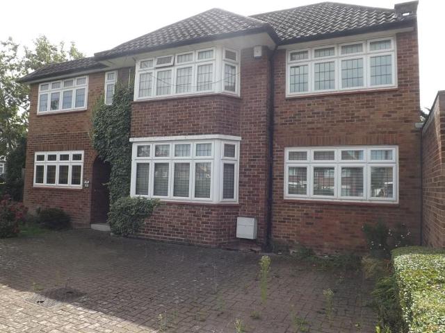 Harrowes Meade, London, HA8 8SB, United Kingdom | 5 bed house for rent #135548642 | Rentberry