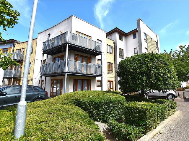 Harry Close, Croydon, Surrey CR0, 2 bed flat to rent, £1,750 pcm | PrimeLocation