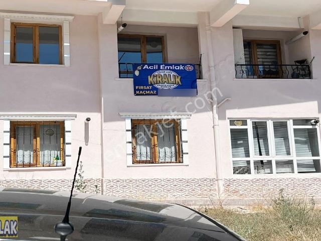 Hastane Ve Cadde Yakını Kat Konumunda Altında Daire Var