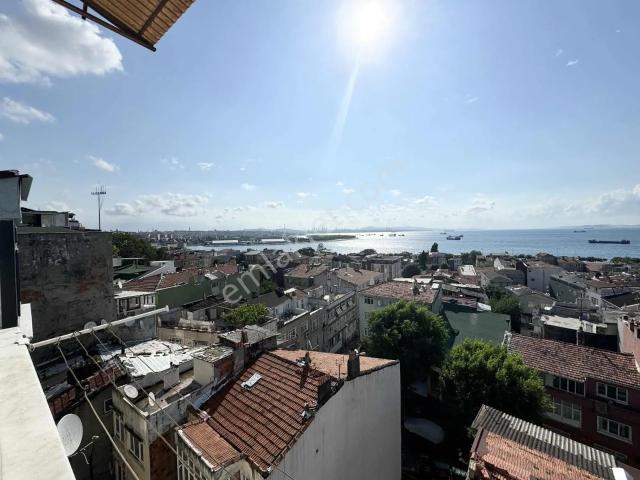Hastane Yanı Deniz Manzaralı Cadde Üstü Balkonlu Eşyalı 2+1