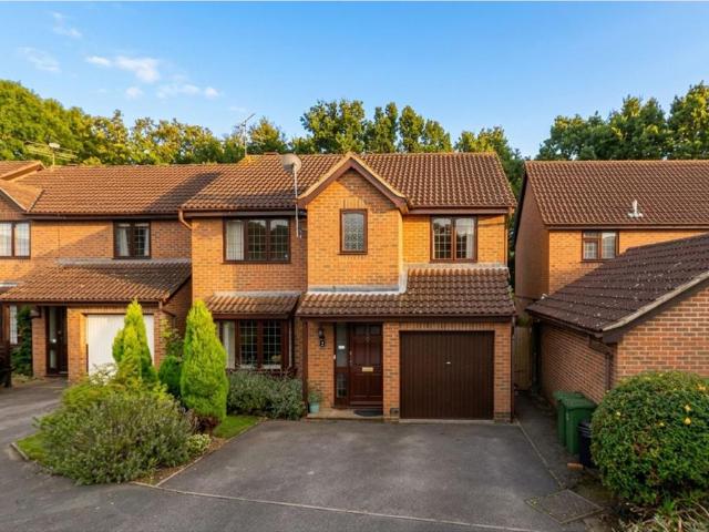 Hastings Close, Camberley, GU16 4 bed detached house to rent £2,400 pcm £554 pw