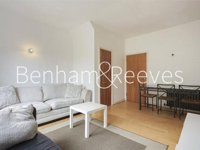 Hastings Street, London SE18 4 bed terraced house to rent £2,800 pcm £646 pw