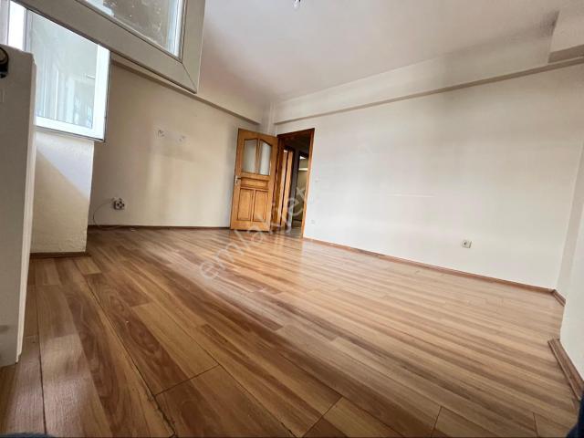 Hasanpaşa Mah. Bahçeli Metroya Yürüme Mesafesinde Balkonlu Merkezi Konumda 2+1 Kiralık Daire