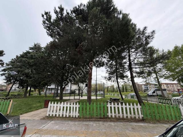 Hasbahçe Parkı Karşısında Satılık 2+1 Arakat Daire