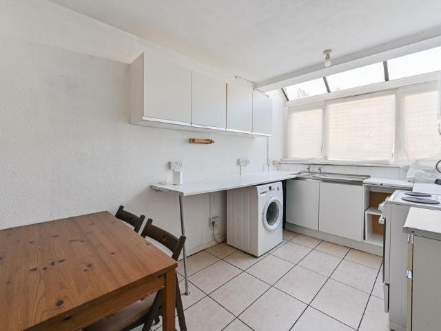 Haselrigge Road, Clapham, London, SW4 4 bed house to rent £4,000 pcm £923 pw