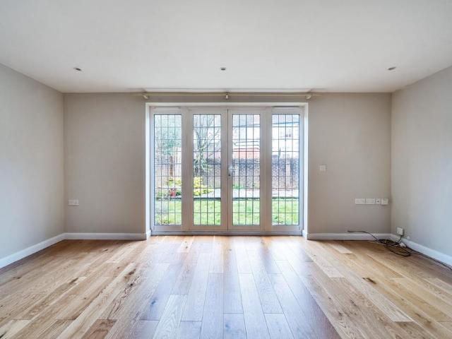 Haslemere 2 bed detached house to rent £1,650 pcm £381 pw