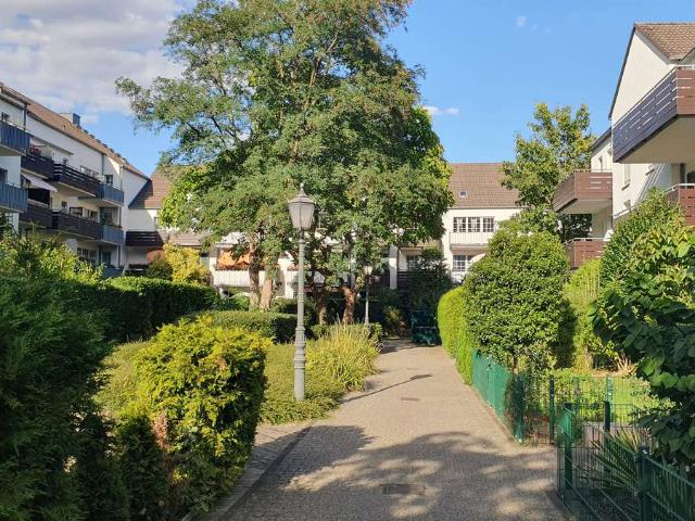 Hassels: Helle 2 Zimmer Wohnung mit 2 Balkonen in Düsseldorf inkl. Stellplatz