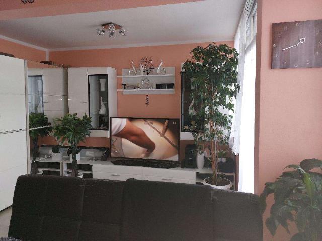 HATTERSHEIM: Schöne 1 Zi. Single Wohnung mit Laminat, Balkon u. EBK