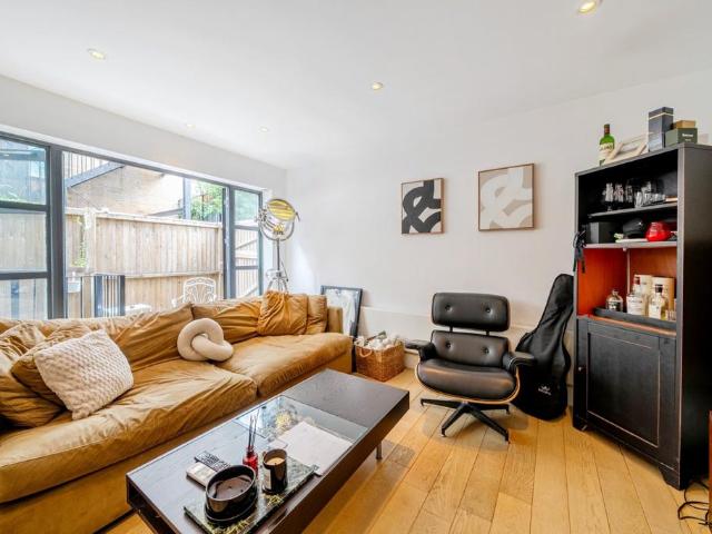Hatton Place, Farringdon, London, EC1N 2 bed flat to rent £3,500 pcm £808 pw