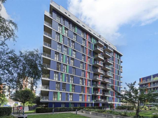 Hatton Road, Wembley 3 bed penthouse to rent £2,900 pcm £669 pw
