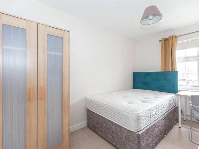 Hatton Road, Cheswick Village. 1 bed semi detached house to rent £600 pcm £138 pw