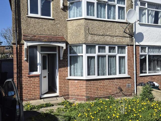 Hatton Road, Feltham TW14 3 bed semi detached house to rent £2,300 pcm £531 pw