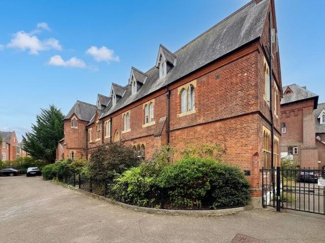 Hatch Lane, Convent Court Hatch Lane SL4, 2 bed flat to rent, £1,800 pcm | PrimeLocation