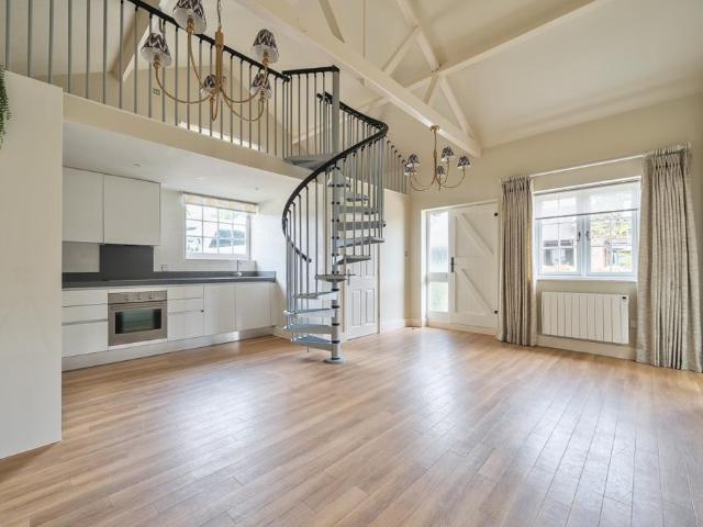 Hatchet Lane Winkfield SL4 1 bed flat to rent £1,595 pcm £368 pw