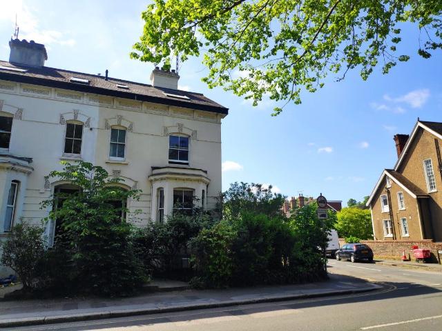 Hatchlands Road, Redhill RH1, 2 bed flat to rent, £1,300 pcm | PrimeLocation