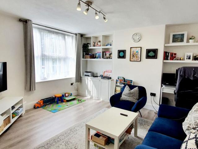 Hatfield Mead, Morden SM4, 2 bed flat to rent, £1,900 pcm | PrimeLocation
