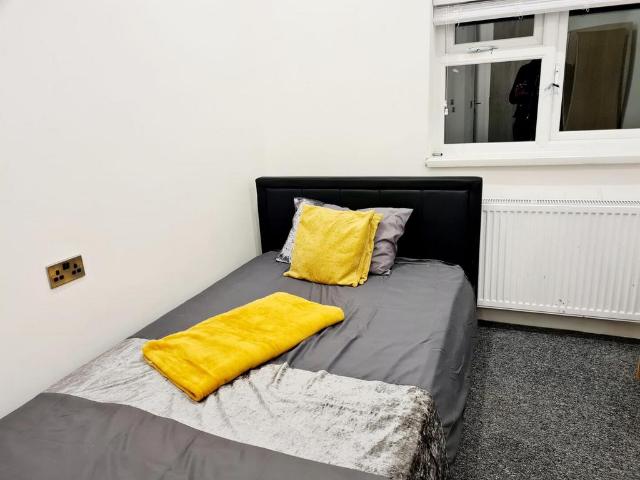 Hatfield Road, Watford WD24 1 bed in a house share to rent £695 pcm £160 pw