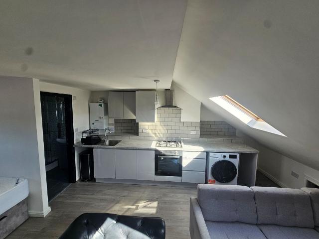 Hathersage Road, Manchester M13, Studio to rent, £1,000 pcm | PrimeLocation