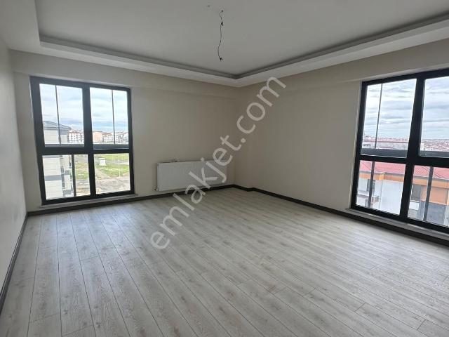 Hatip Mahallesinde Satılık Lüx Rezidans İçinde 2+1 Daire