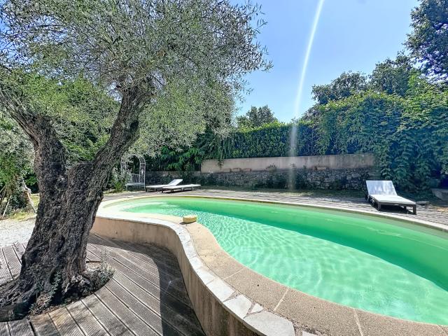 Haut de villa avec jardin privatif et piscine Vence, quartier de l'Ara