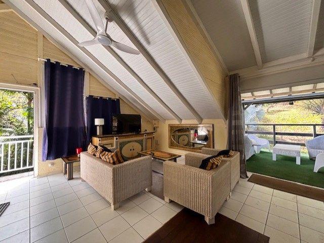 Haut de villa à 950 € par mois avec terrasse à Petit Bourg