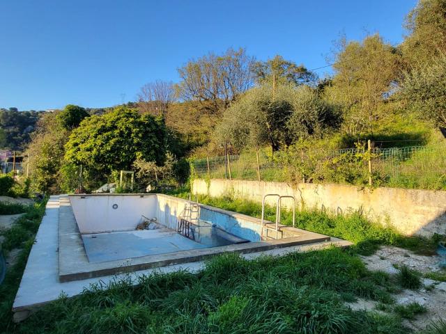 Haut de villa à Contes: terrain, annexes et piscine