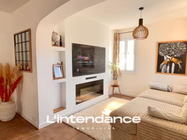 Haut de villa de 120 m2 4 chambres avec terrasse, jardinet, piscine et parkings