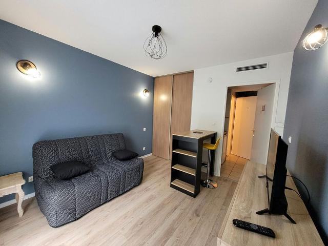 HAUT d'IDRON, Au Calme, Studio Meubl� en R�sidence r�cente avec climatisation et parking priv�
