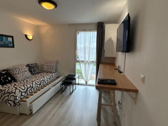 HAUT d'IDRON, Au Calme, Studio Meubl� en R�sidence r�cente avec climatisation et parking priv�