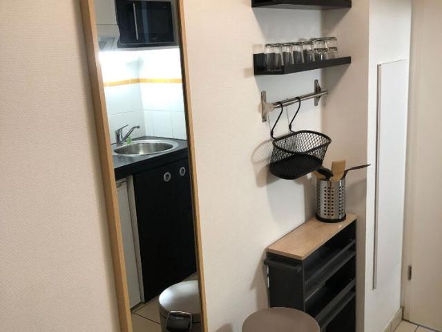 HAUT d'IDRON, Au Calme, Studio Meubl� en R�sidence r�cente avec climatisation et parking priv�