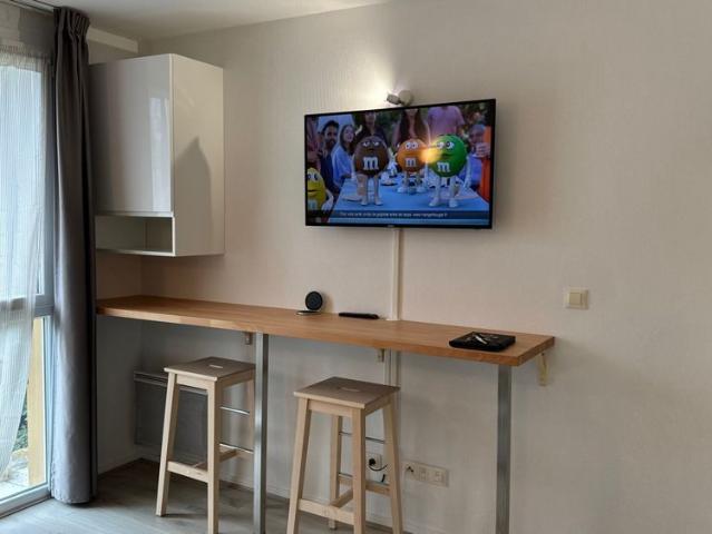 HAUT d'IDRON, Au Calme, Studio Meubl� en R�sidence r�cente avec climatisation et parking priv�