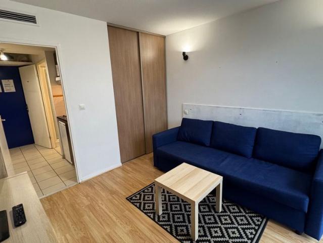 HAUT d'IDRON, Au Calme, Studio Meubl� en R�sidence r�cente avec climatisation et parking priv�en sous sol