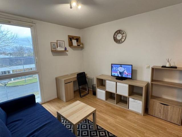 HAUT d'IDRON, Au Calme, Studio Meubl� en R�sidence r�cente avec climatisation et parking priv�en sous sol