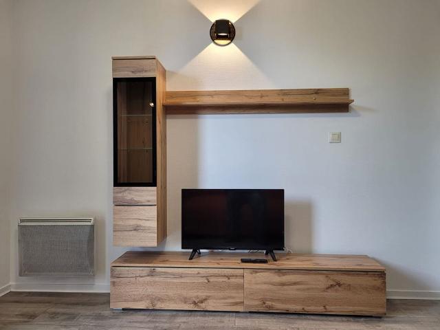 HAUT d'IDRON, Au Calme, Studio Meubl� en R�sidence r�cente et Dernier Etage avec ascenseurs, climatisation et parking priv�