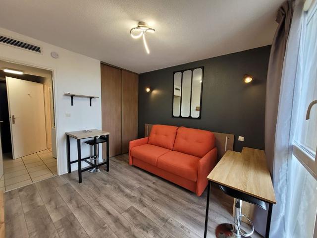 HAUT d'IDRON, Au Calme, Studio Meubl� en R�sidence r�cente et Dernier Etage avec ascenseurs, climatisation et parking priv�