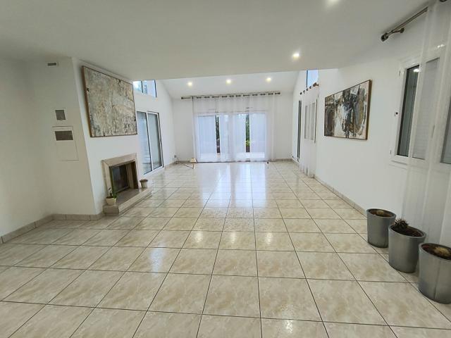 HAUTE VIENNE 20 du centre ville Limoges Maison individuelle comprenant 4 chambres, une piscine et un jardin de 8800 m2